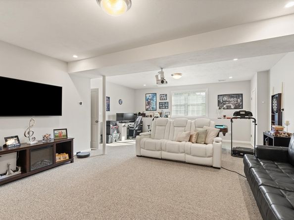 16 Vieira Dr, Peabody MA 01960