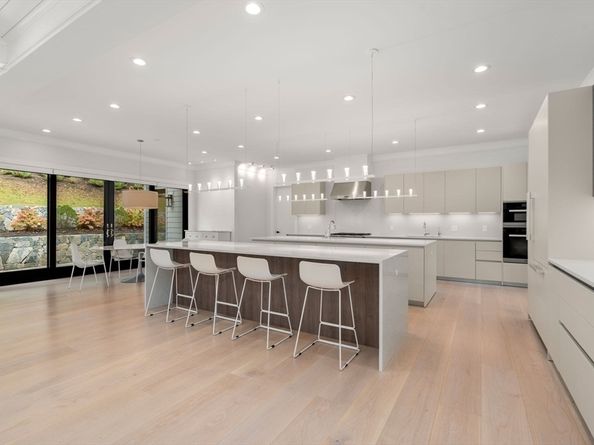61 Lakeview Ave, Newton MA 02460