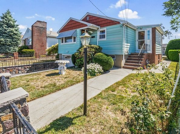 33 Lantern Rd, Revere MA 02151
