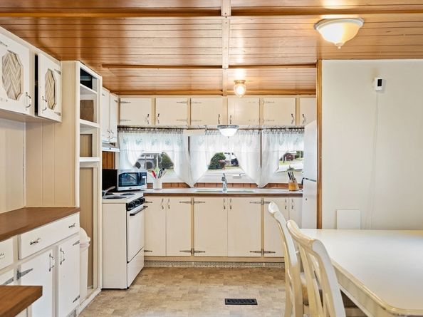 24 Beechwood Rd, Halifax MA 02338