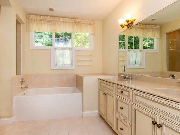 3 Bridlefield Ln, Medfield MA 02052