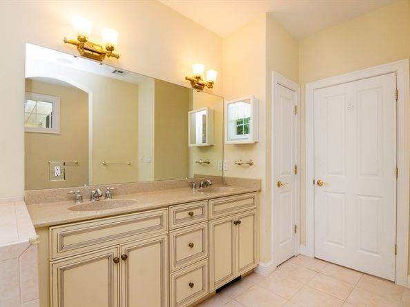 3 Bridlefield Ln, Medfield MA 02052