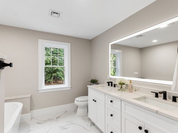 12 Pleasant St, Burlington MA 01803