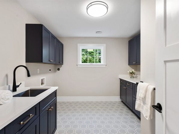 12 Pleasant St, Burlington MA 01803