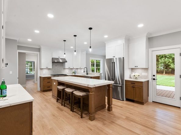 12 Pleasant St, Burlington MA 01803