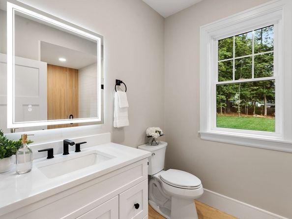 12 Pleasant St, Burlington MA 01803