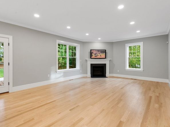 12 Pleasant St, Burlington MA 01803