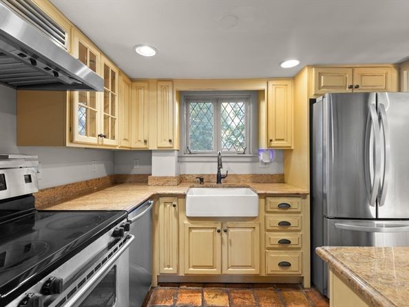 6 Longbow Rd, Lynnfield MA 01940
