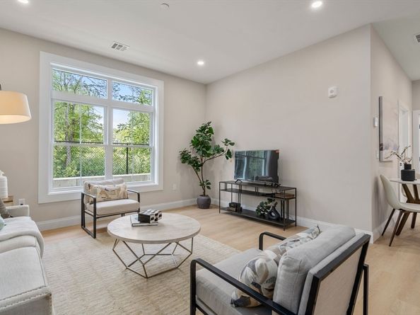 7 Cross St 102, Wilmington MA 01887