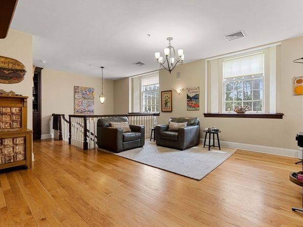 391 Walnut St 5, Newton MA 02460