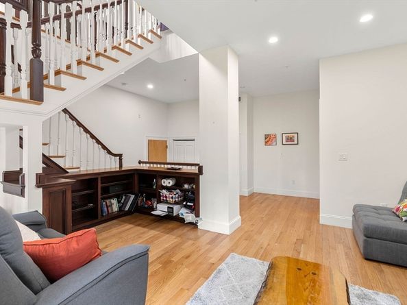 391 Walnut St 5, Newton MA 02460