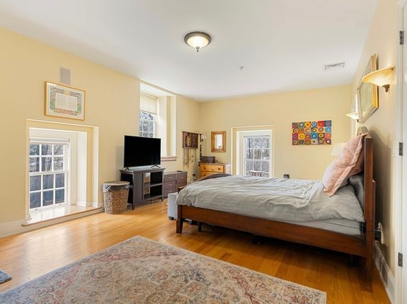 391 Walnut St 5, Newton MA 02460