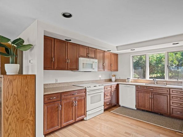 22 Little Neck Rd, Ipswich MA 01938