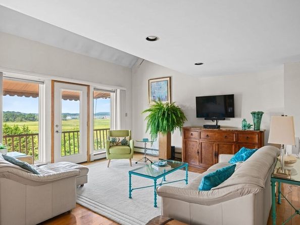 22 Little Neck Rd, Ipswich MA 01938
