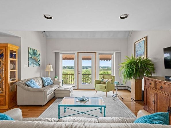 22 Little Neck Rd, Ipswich MA 01938
