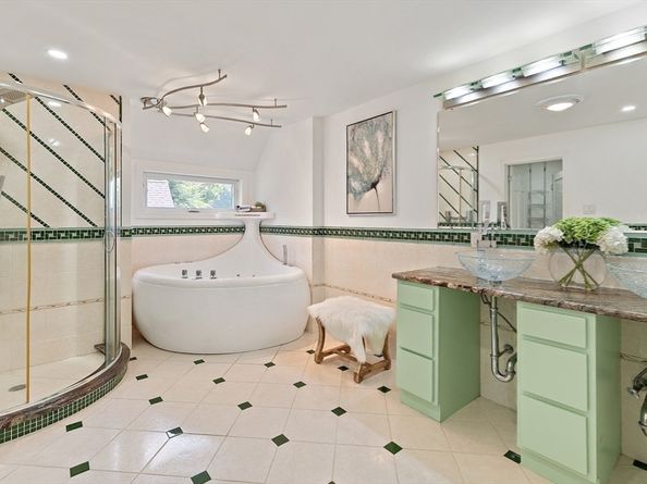 6 Lynbrook Rd, Southborough MA 01772