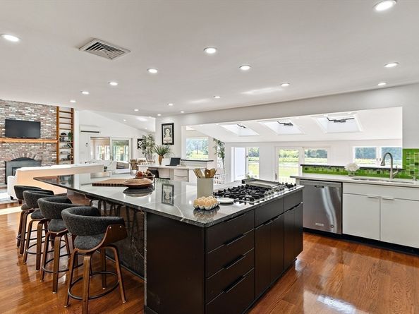 6 Lynbrook Rd, Southborough MA 01772