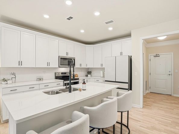 2 Winslow Ln 2302, Grafton MA 01519