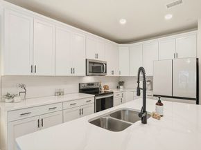 2 Winslow Ln 2302, Grafton MA 01519