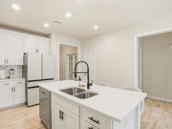 2 Winslow Ln 2302, Grafton MA 01519