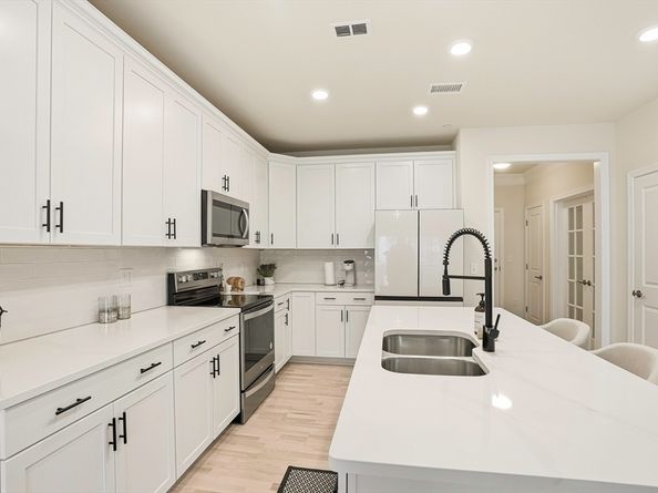 2 Winslow Ln 2302, Grafton MA 01519