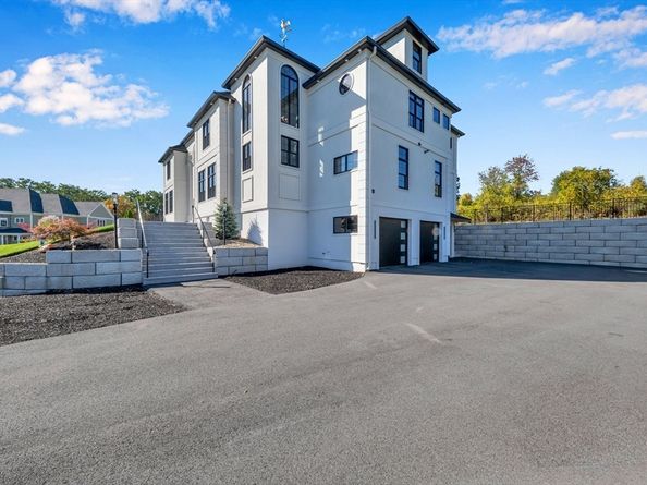 19 Bridle Spur Ln, Danvers MA 01923