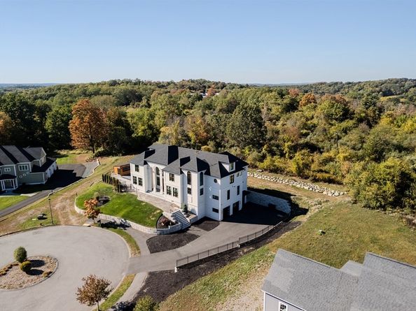 19 Bridle Spur Ln, Danvers MA 01923