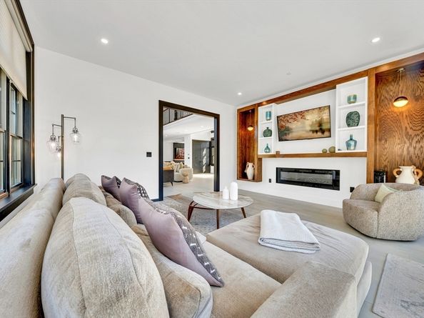 19 Bridle Spur Ln, Danvers MA 01923