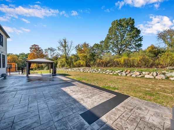 19 Bridle Spur Ln, Danvers MA 01923