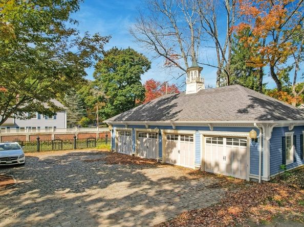 667 Grove St, Worcester MA 01605
