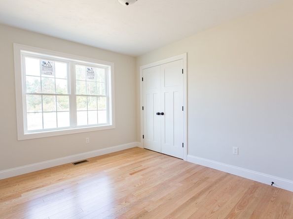 8 Foster Rd, West Brookfield MA 01585