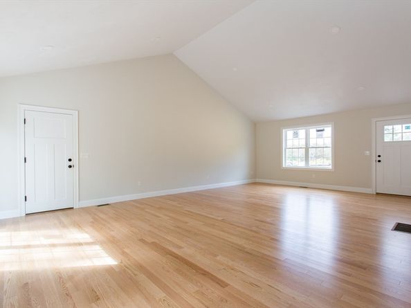 8 Foster Rd, West Brookfield MA 01585