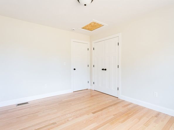 8 Foster Rd, West Brookfield MA 01585