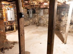39 Laurel St, Leominster MA 01453