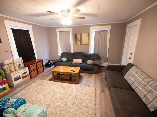 39 Laurel St, Leominster MA 01453