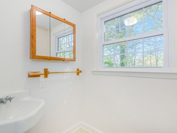 11 Captains Ln, Mattapoisett MA 02739