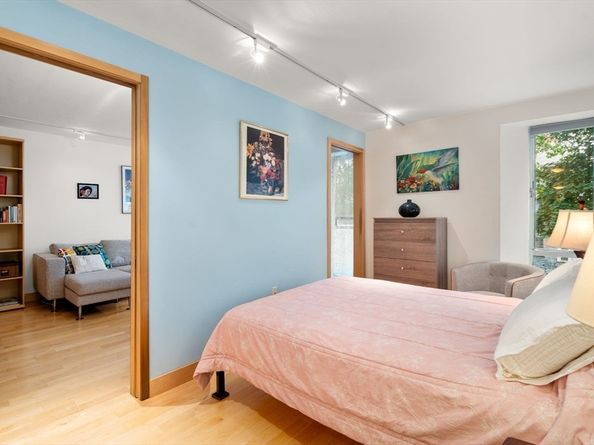 29 Concord Ave 302, Cambridge MA 02138