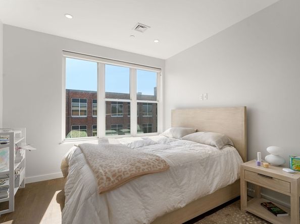68 Los Angeles 306, Newton MA 02458