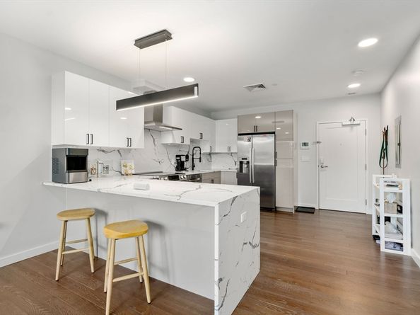 68 Los Angeles 306, Newton MA 02458