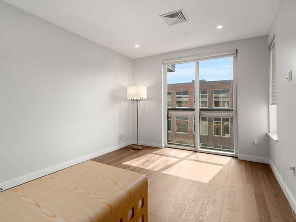 68 Los Angeles 306, Newton MA 02458