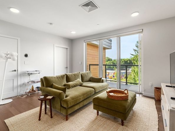 68 Los Angeles 306, Newton MA 02458