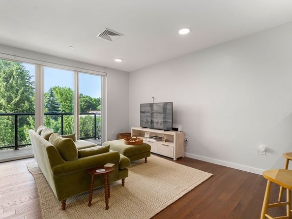 68 Los Angeles 306, Newton MA 02458