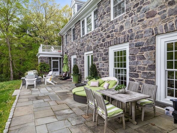 90 Burr Dr, Needham MA 02492