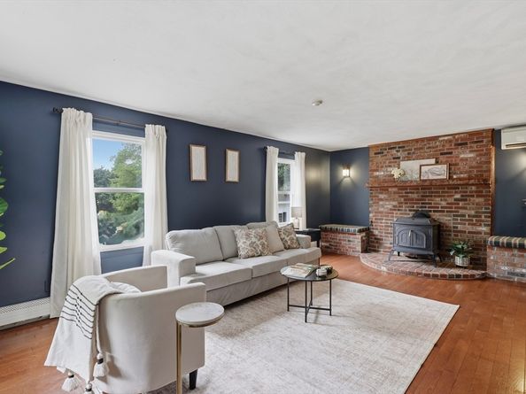 109 Country Ln, Leominster MA 01453