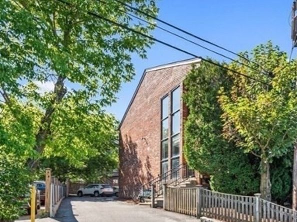 10 Roberts 12, Somerville MA 02145