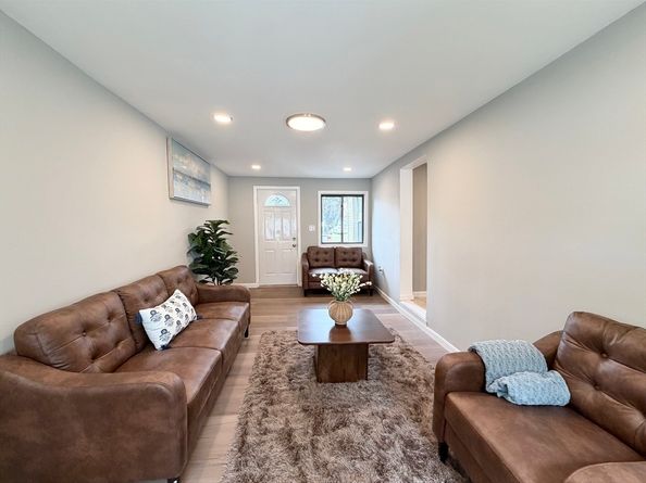 87 Vezina Ave, Leominster MA 01453