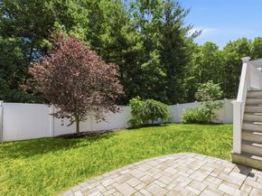 5 Charles View Ln 5, Medway MA 02053
