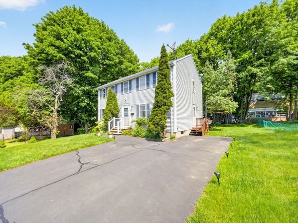 8 Sparrow Ln, Peabody MA 01960
