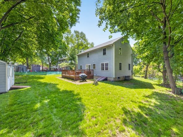 8 Sparrow Ln, Peabody MA 01960