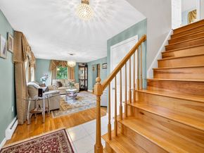 8 Sparrow Ln, Peabody MA 01960